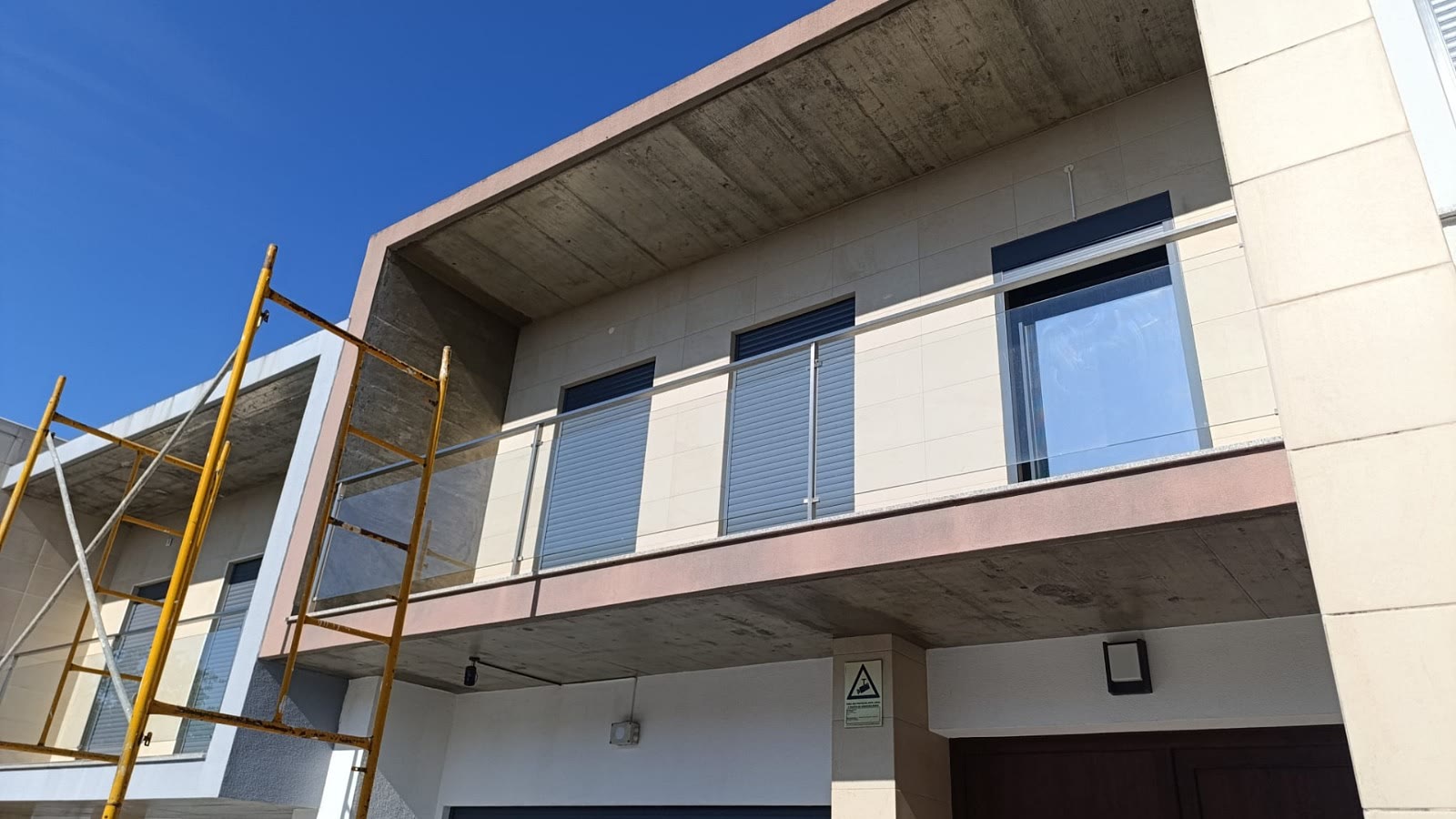 Fachada exterior finalizada com varanda e caixilharia